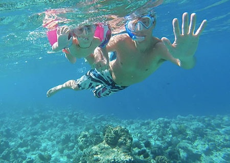 bambini snorkeling alle Maldive