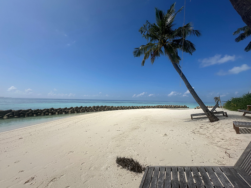 Moderno frangiflutti in tetrapodi autobloccanti, isole Maldive