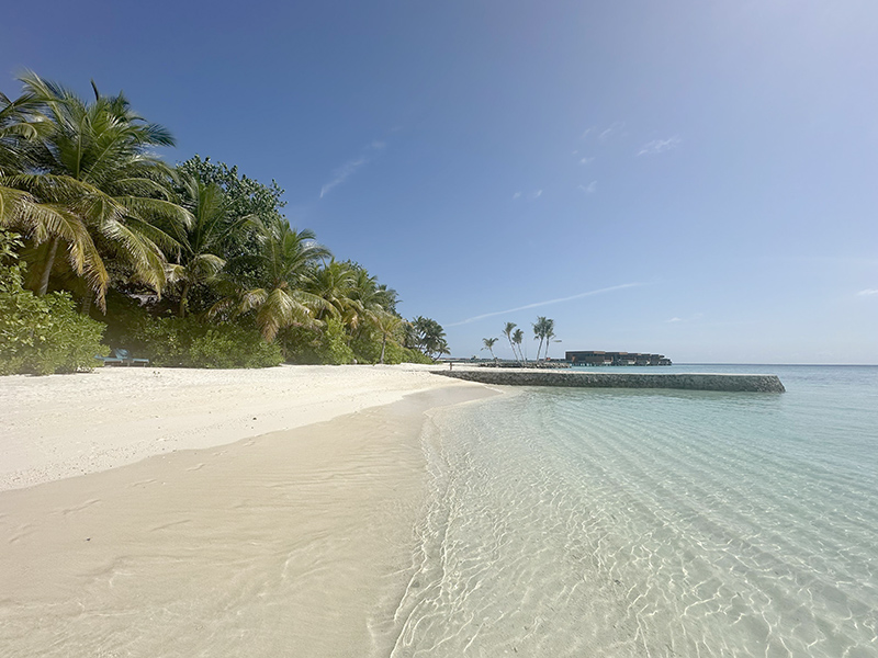 Muretto perpendicolare a riva in blocchi di pietra, isole Maldive