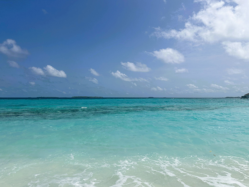 Frangiflutti parallelo a riva in frammenti di corallo, isole Maldive