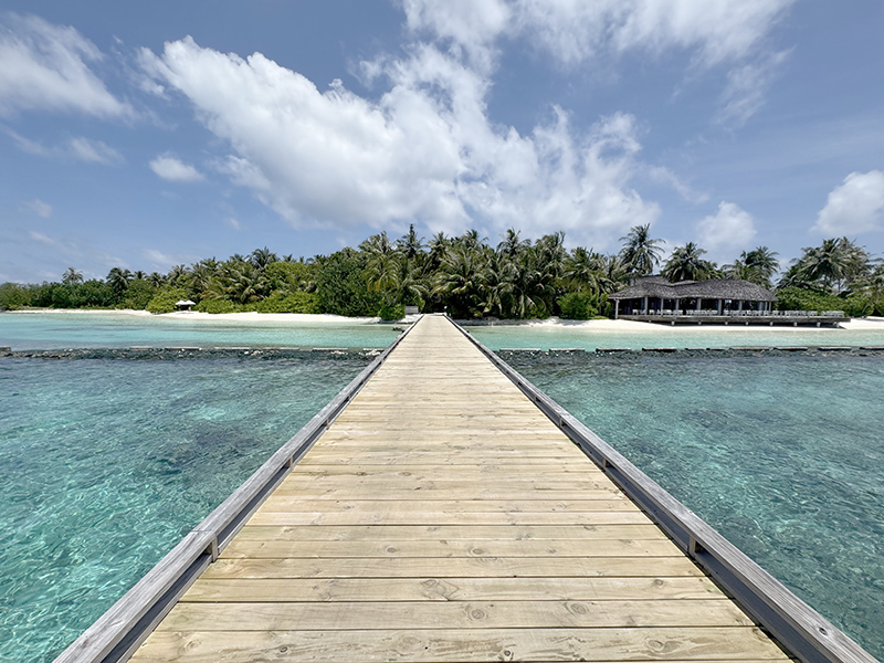 Frangiflutti parallelo a riva in materiale misto, isole Maldive